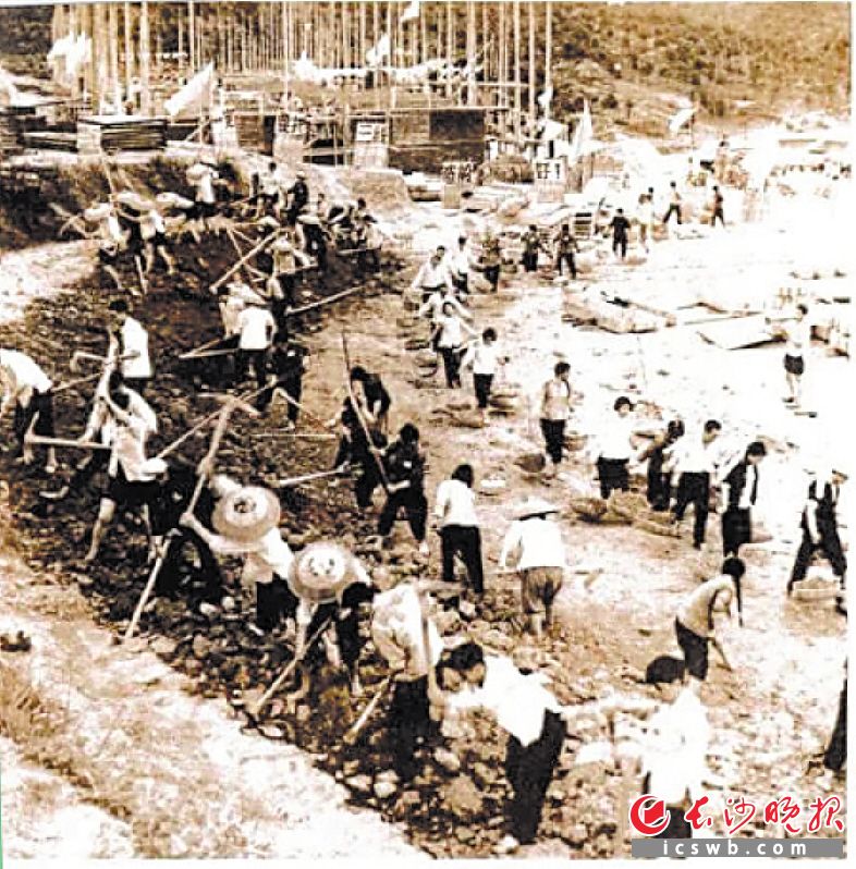 　　1970年，“068基地”，大家肩挑背扛奋战在工地上。航天社区 供图