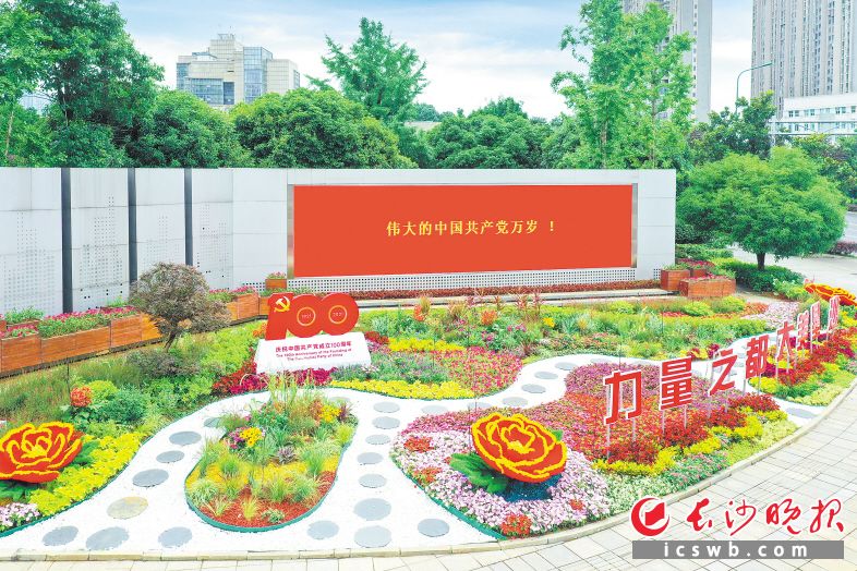 　　星沙街头一抹抹鲜艳的“中国红”，成为一道道亮丽的风景线。     章帝 摄