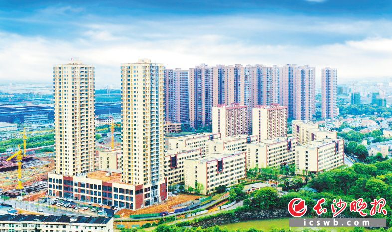 长沙县、长沙经开区坚持为民办实事、办好事。今年6月，湖南省最大规模公租房英萃园员工小区正式交付使用，整个项目全面建成能接待两万名产业员工入住。                  蒋炼 摄