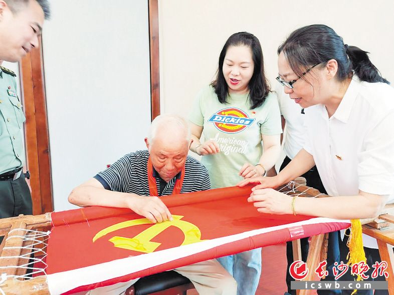 　　五十载初心如磐，在湖南湘绣博物馆，韭菜园街道老党员亲手体验绣党旗。