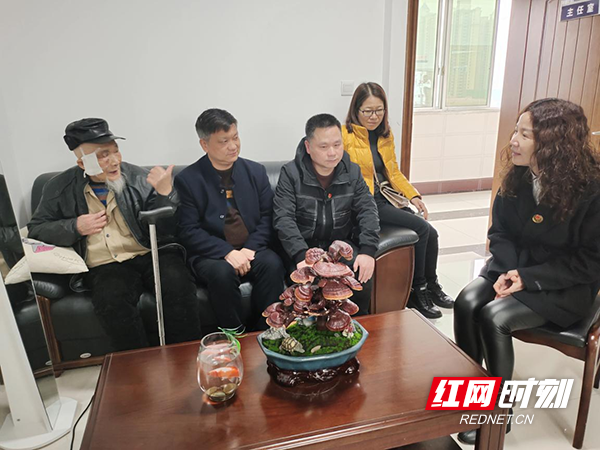 银鑫公证处主任吴朝霞为孤寡老人悉心解答遗赠抚养协议公证事宜.