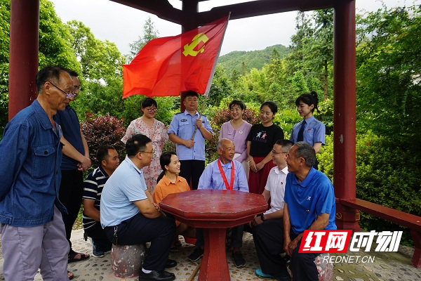 老党员吴正形讲红色故事（缩）.jpg