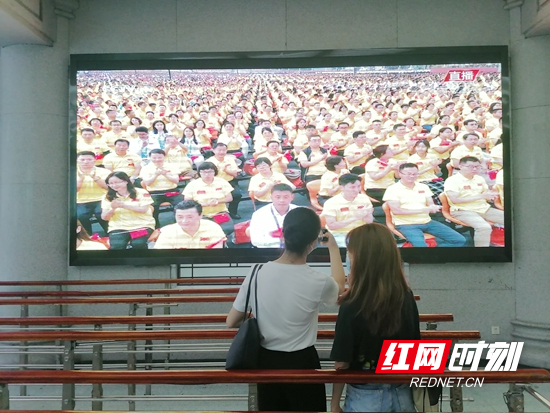 吴家峪门票站游客驻足观看庆祝中国共产党成立100周年大会.jpg