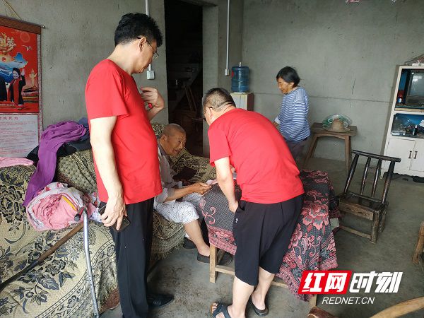 清水村走访慰问_副本.jpg