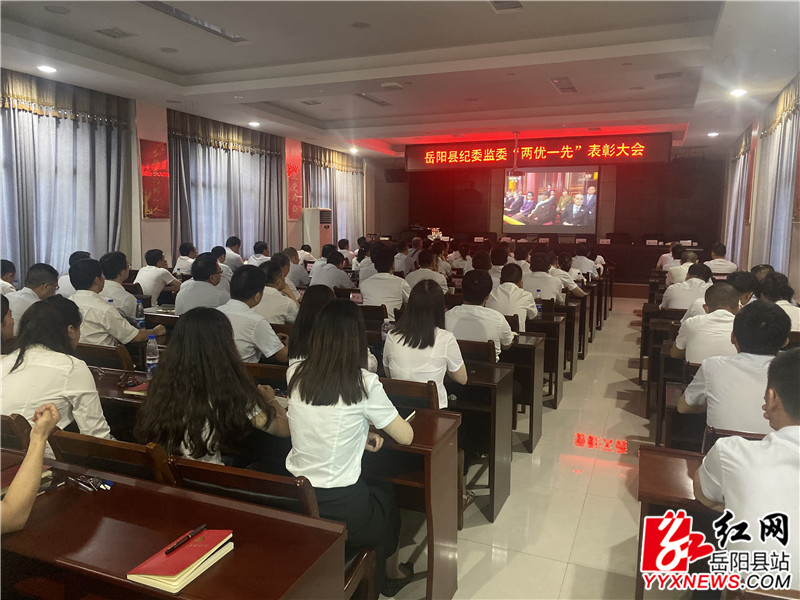 杨革新 (1).jpg