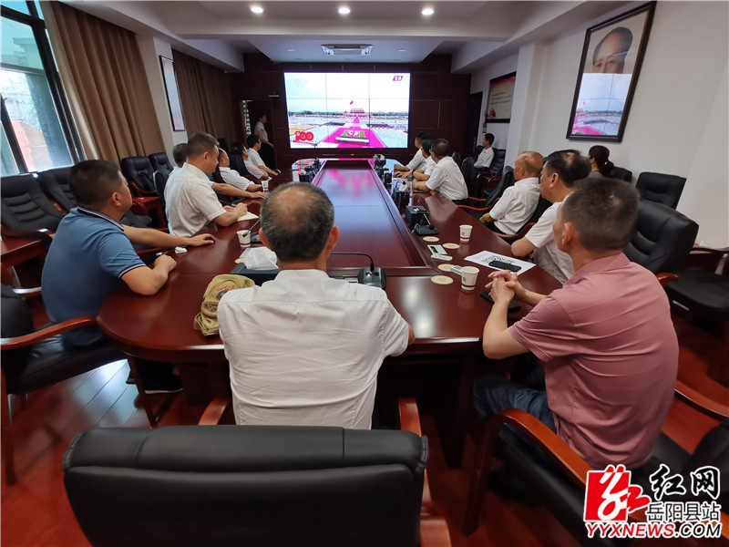 县政协全体党员干部集中收看庆典.jpg