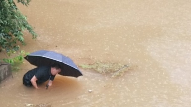 统溪河镇大雨持续不断，犀牛塘水库管护员、原穿岩山村书记张楚森发现水库排水口堵塞，排水量急剧下降，水塘水位不断上升，如不及时疏通排水口，随时可能出现危险。.jpg