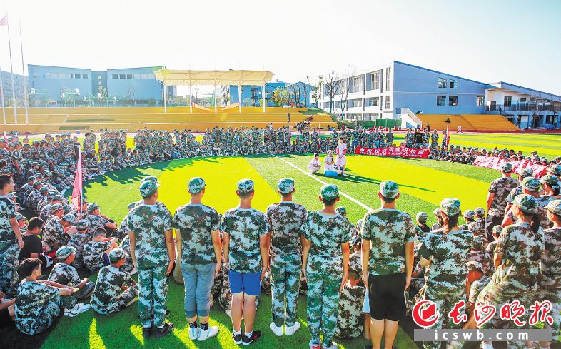 　　恒定中学学生进行急救演练，学习急救知识。学校供图