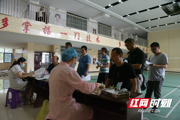 男教师体检现场。.jpg