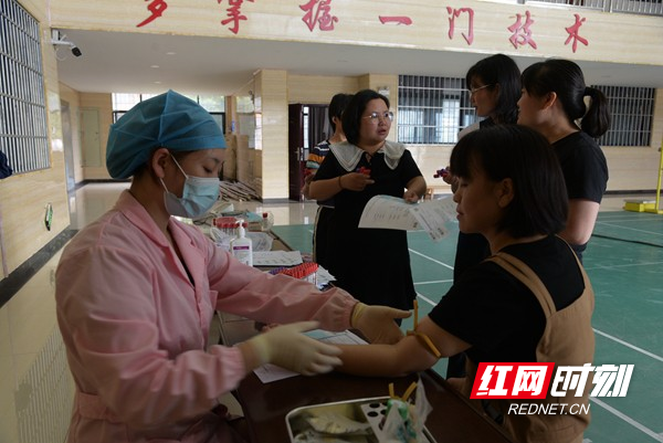 女教师体检现场。.jpg