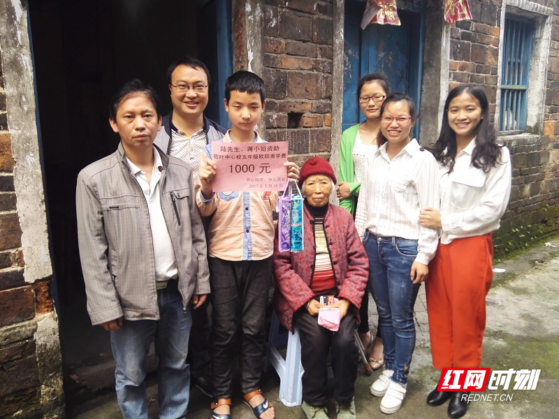 助学金发放.jpg 助学金发放.jpg