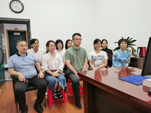 民建市委会机关组织收看庆祝活动.jpg