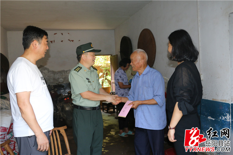 马长林慰问84岁老党员李胜辉2.jpg