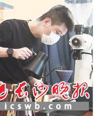 　　解放西路的一家独立咖啡馆，咖啡师正在制作手冲咖啡。