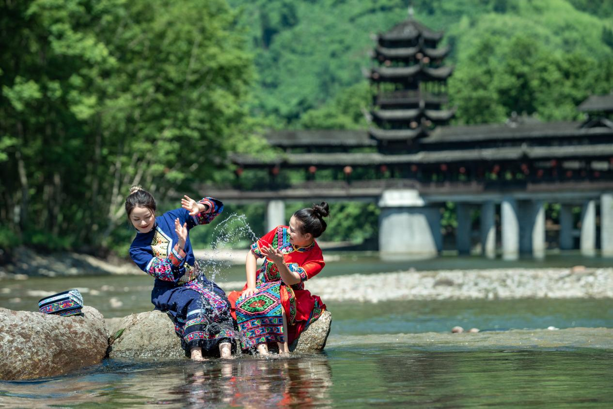 惹巴拉泛舟位于龙山县惹巴拉景区