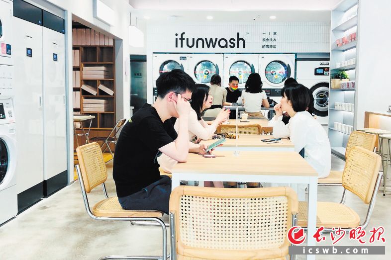 位于北辰三角洲的咖啡馆打造“咖啡+洗衣”新模式，吸引众多市民。均为长沙晚报全媒体记者 刘攀 摄