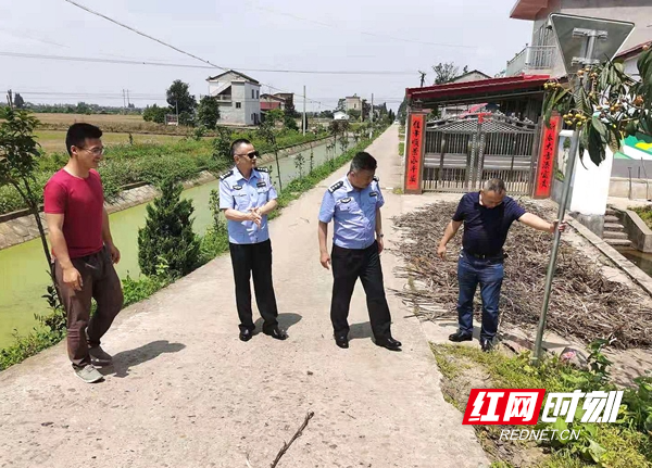 图一：安乡交警在国道G353安全路段急弯处排查道路隐患.jpg