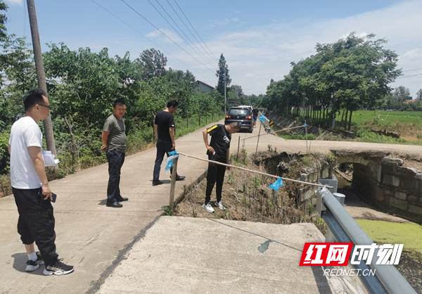 图三：在澧县梦溪镇三星村发现路基塌陷、道路变窄未设置安防设施的重大隐患路口，当即临时设防，督促整改，第三天完成了整改.jpg
