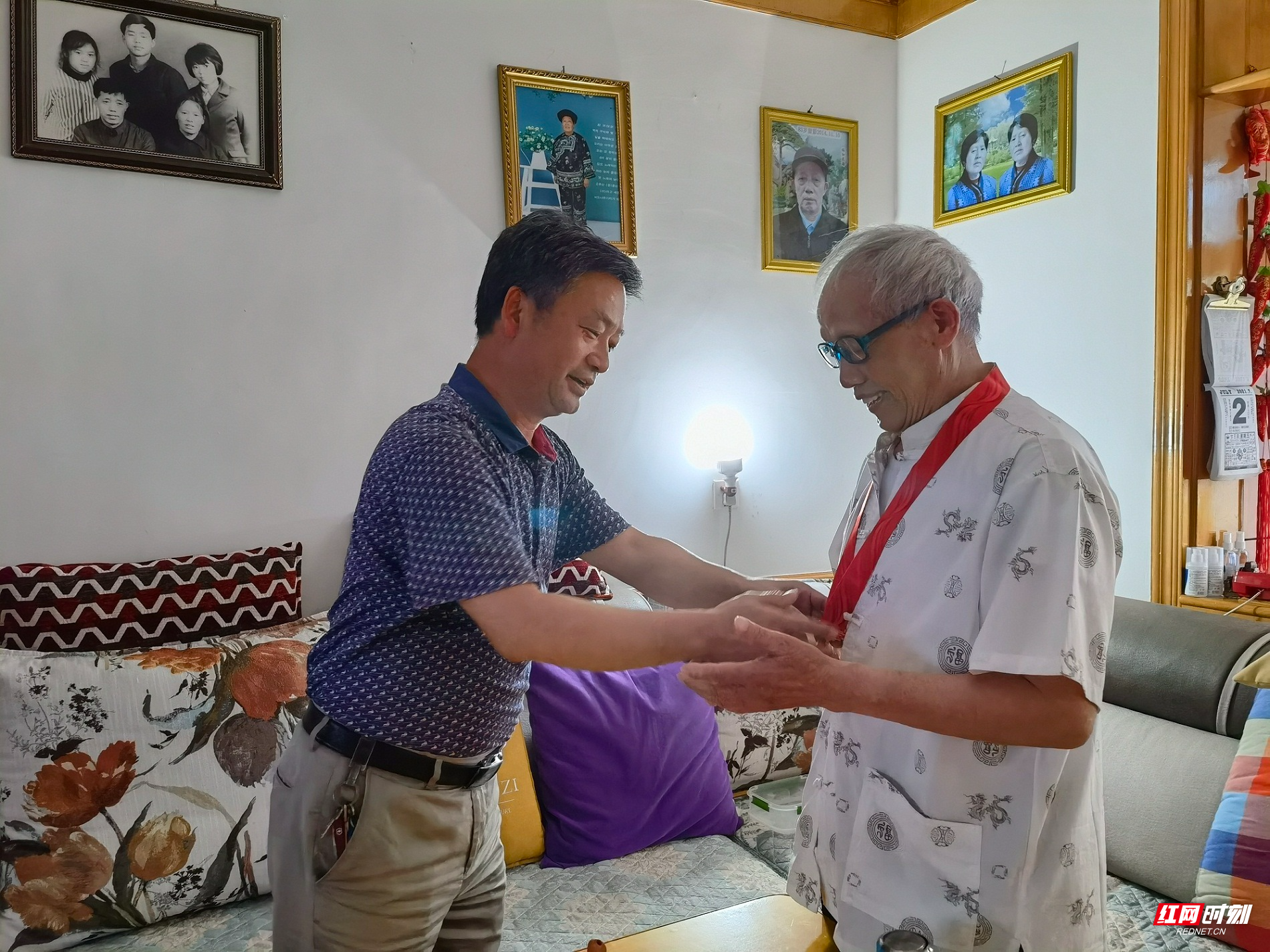 为五十年以上党龄老党员颁发纪念章.jpg 为五十年以上党龄老党员颁发纪念章.jpg