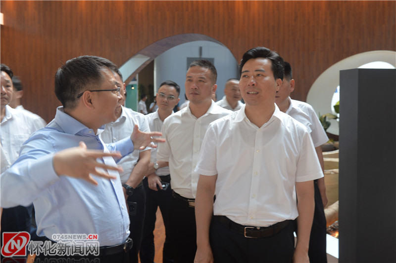 7月5日至6日，市委副书记、市长黎春秋率队在江西省赣州市考察。图为黎春秋与赣州市委副书记、市长许南吉