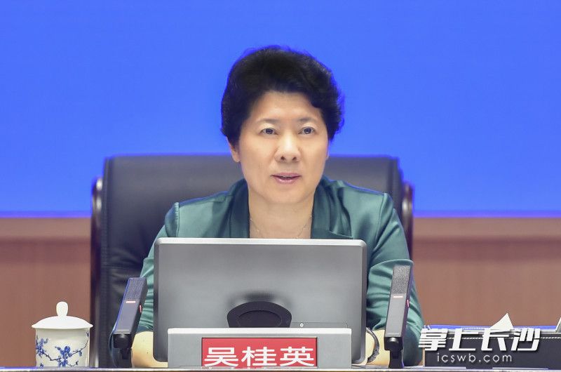 吴桂英与党支部成员面对面学习交流。长沙晚报全媒体记者 余劭劼 摄