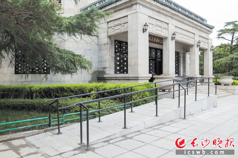 　　改造后的烈士纪念塔无障碍通道，设置了L形缓坡。