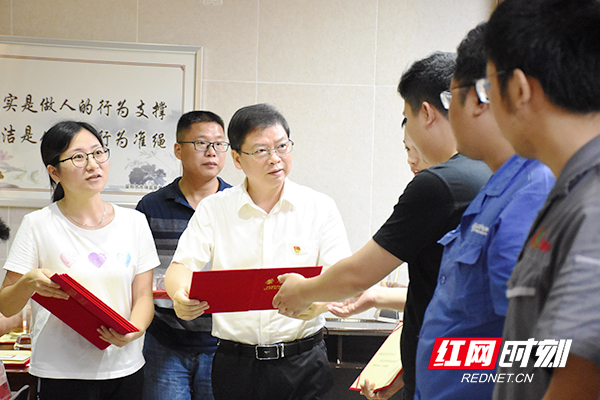 出席嘉宾为获奖选手颁奖。.jpg 出席嘉宾为获奖选手颁奖。.jpg