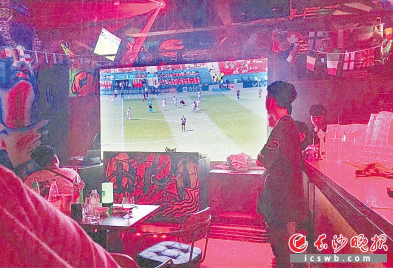 　　在长沙的一家酒吧内，市民李先生邀上了三五好友一同观看球赛。