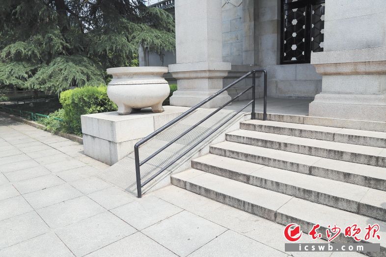 　　改造前的烈士纪念塔入口，坡道较陡不便于通行。