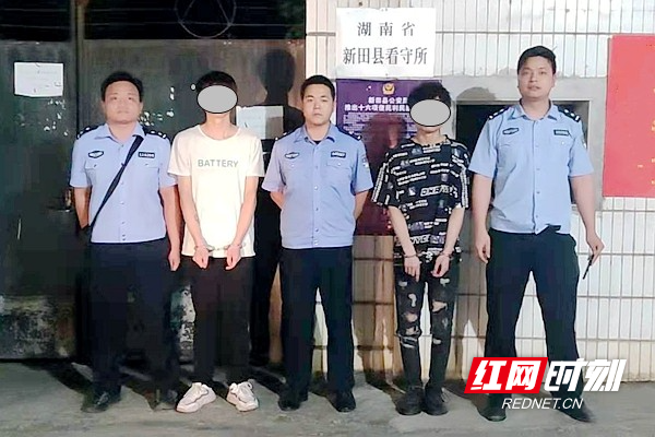 民警将嫌疑人送进看守所。.jpg