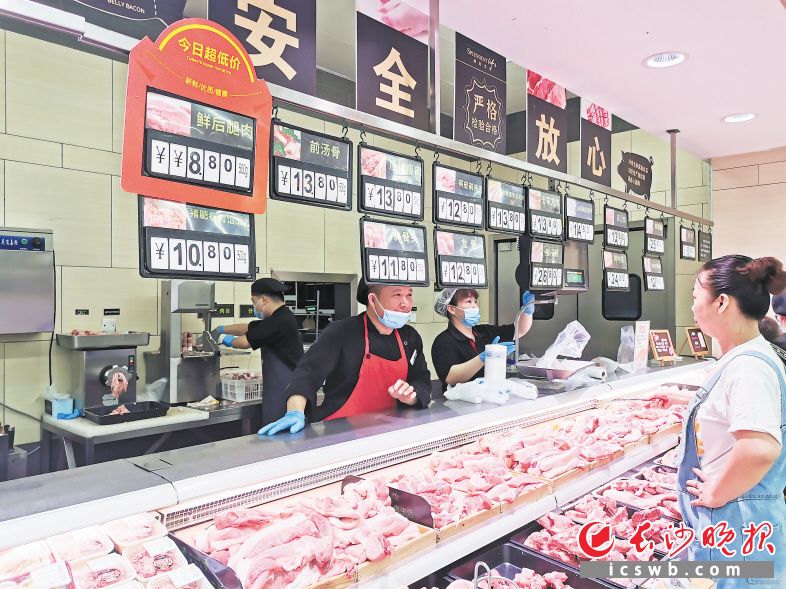 　　市民乐见猪肉价格重回“1”字头。长沙晚报全媒体记者 刘捷萍 摄