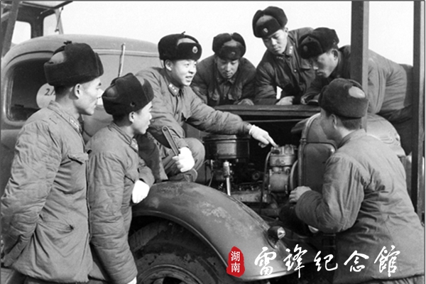 雷锋在车前向战友介绍他节油的经验（1960.11）P_副本.jpg