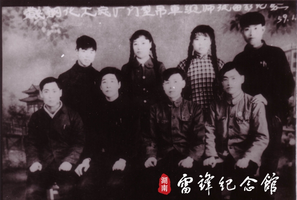 1959年，雷锋和鞍钢化工总厂门型吊车组师徒合影，后排左一为雷锋_副本.jpg