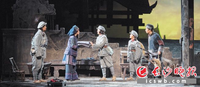 　　9日晚，重大革命历史题材民族歌剧《半条红军被》正式首演，这是演出现场的感人一幕。长沙晚报全媒体记者 邹麟 摄