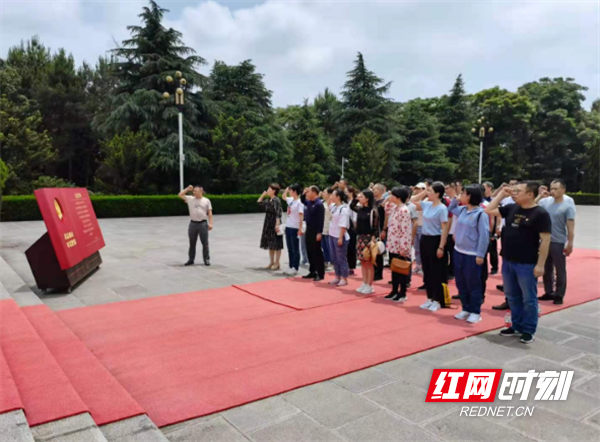 芙蓉区行政执法局开展主题党日活动，重温入党誓词，铭记庄严承诺。.png