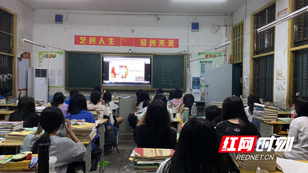 02道县五中学生在收看郭玉良老师的安全教育讲座_20210709173531_副本.jpg