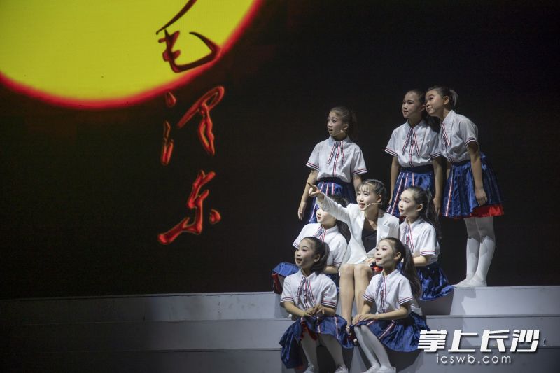 反映少年毛泽东传奇故事的微电影和花鼓音乐剧，开启了广大青少年党史学习教育的“暑期第一课”。通讯员 吴娇 供图