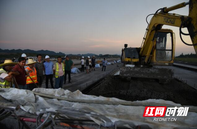 与星辰作伴 | 湘西机场飞行区跑道强化夜间施工 加快建设进度