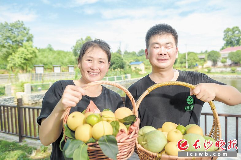 　　舒岳礼和妻子高小岚满身是汗，笑着展示劳动成果。长沙晚报全媒体记者 朱华 摄