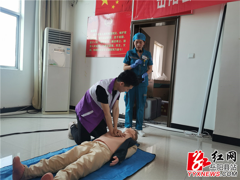 志愿者进行救援实操.jpg