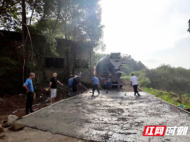 20210628配图-进出村口的道路在硬化施工.jpg