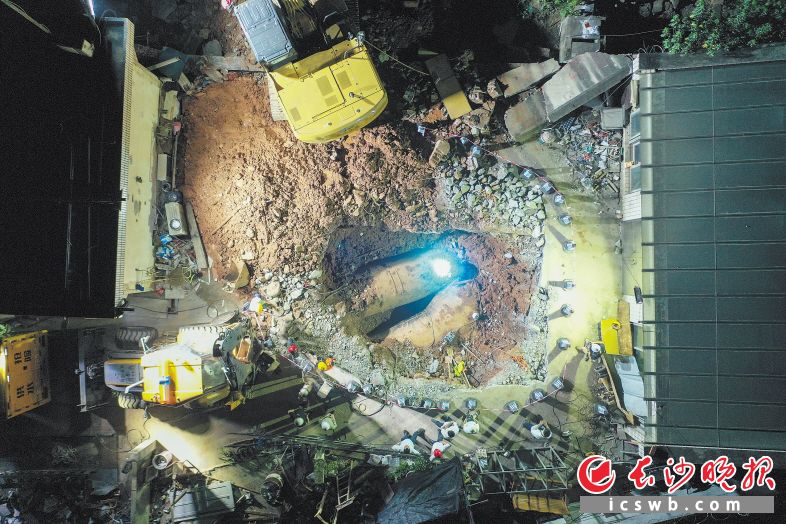 　　←13日零时，施工现场灯火通明，工人们挖开一个3米深的大洞，发生渗漏的主水管全部露了出来。
