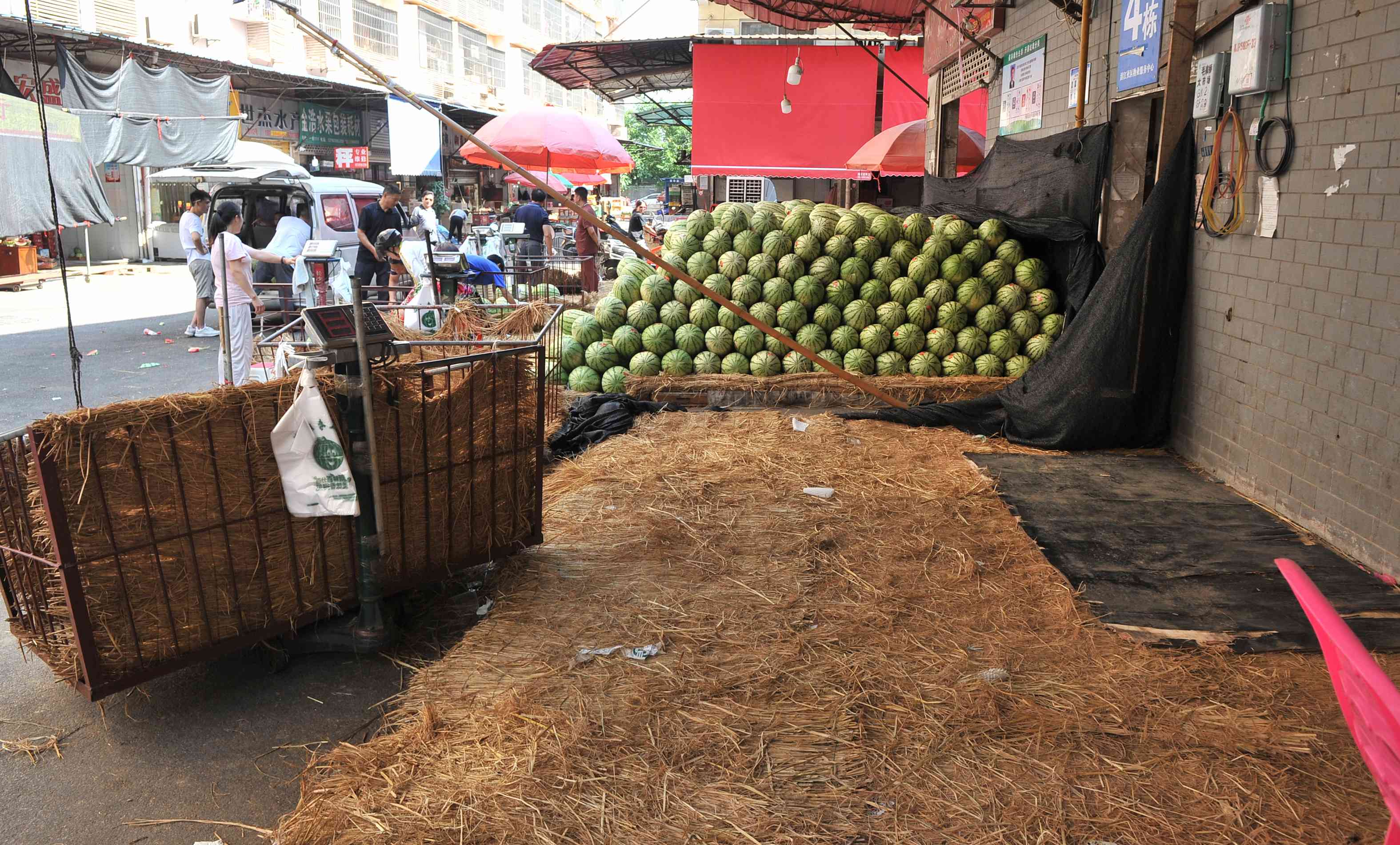 一家批发西瓜水果店已经断货两三天了。