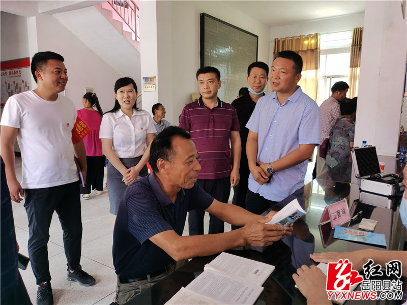 镇领导在义诊活动现场询问患者病情.jpg