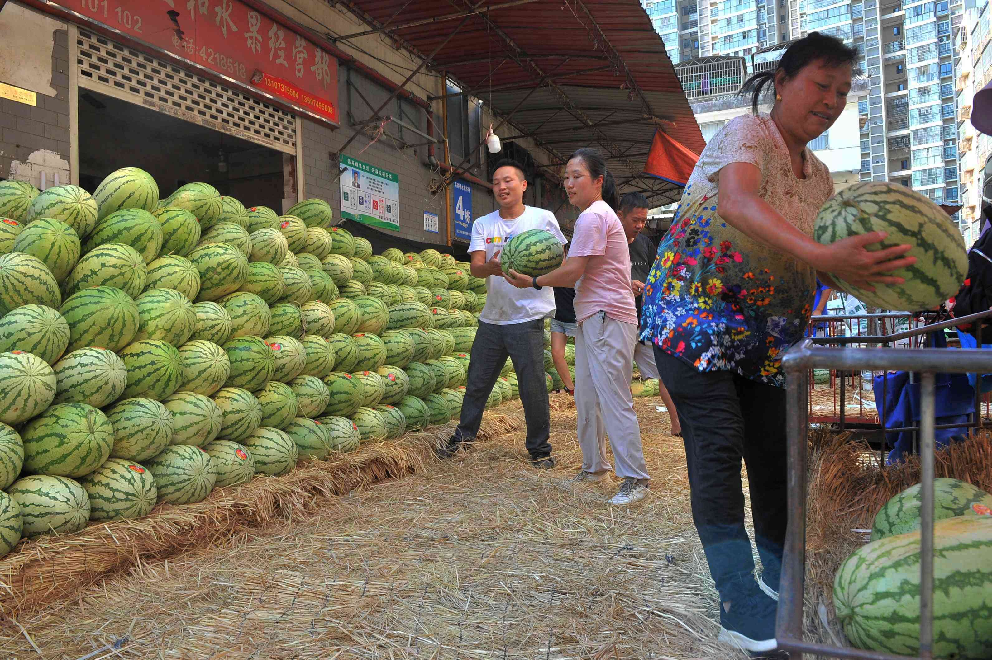 天气炎热，阳光火辣。毛家桥水果市场西瓜热销。图片均为长沙晚报全媒体记者 贺文兵 摄