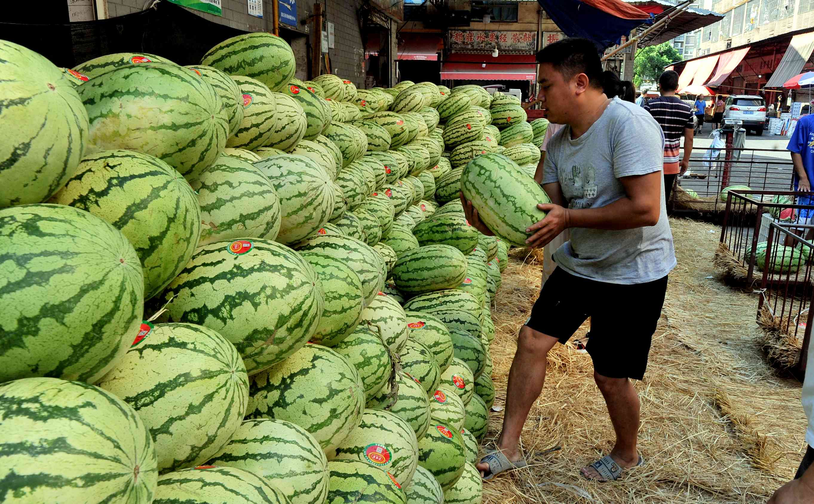 毛家桥水果市场以销售甘肃的麒麟瓜和宁夏的沙漠瓜为主。