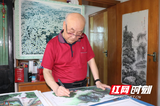 八旬老党员将“大美新邵”搬上长卷，为宣传家乡之美贡献力量30.jpg
