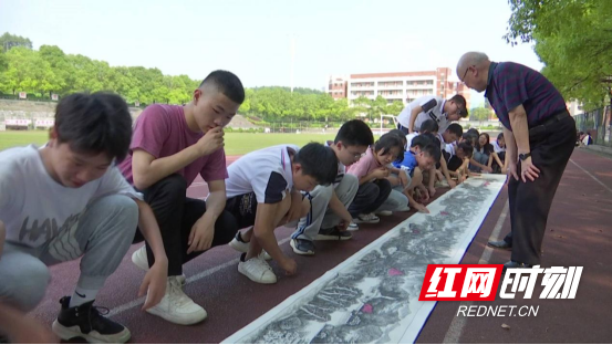 新邵83岁老党员初心不改 手绘长卷献礼建党百年76.png