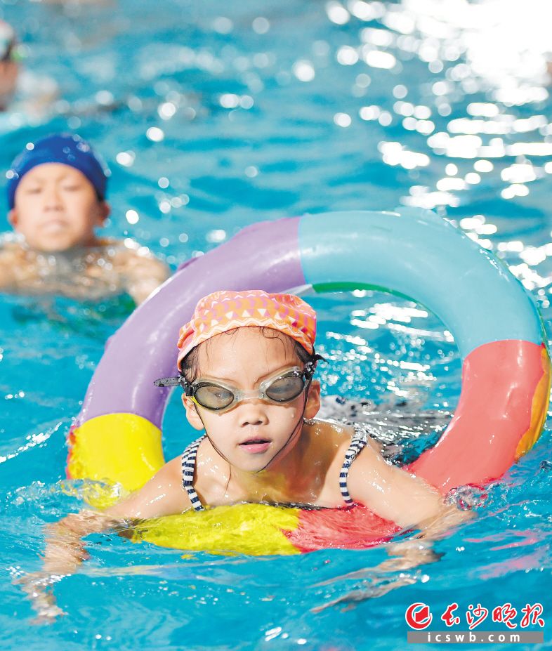 　　在热浪席卷的天气里，既能亲水又能健身的游泳成为不少市民青睐的锻炼方式。长沙晚报全媒体记者 黄启晴 摄