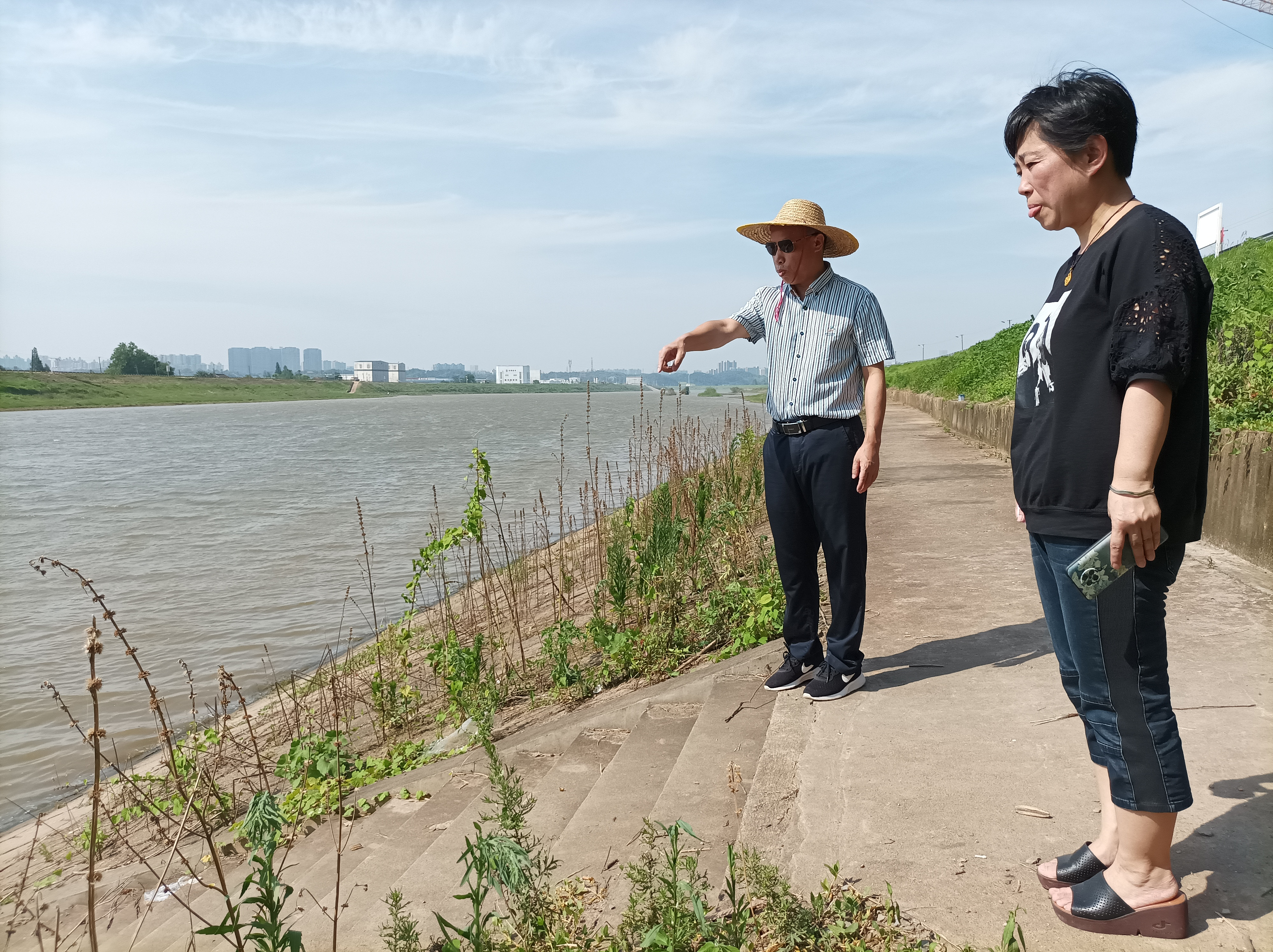 开福区教育局负责人督查辖区内“一江四河”周边学校水域安全情况。 通讯员 李文 供图